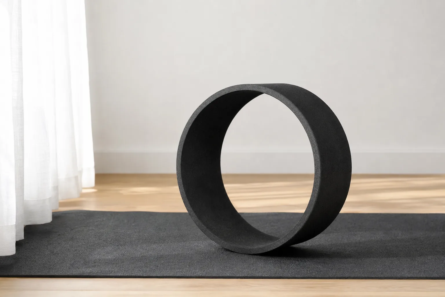 Yogahjul stående på en yogamatta